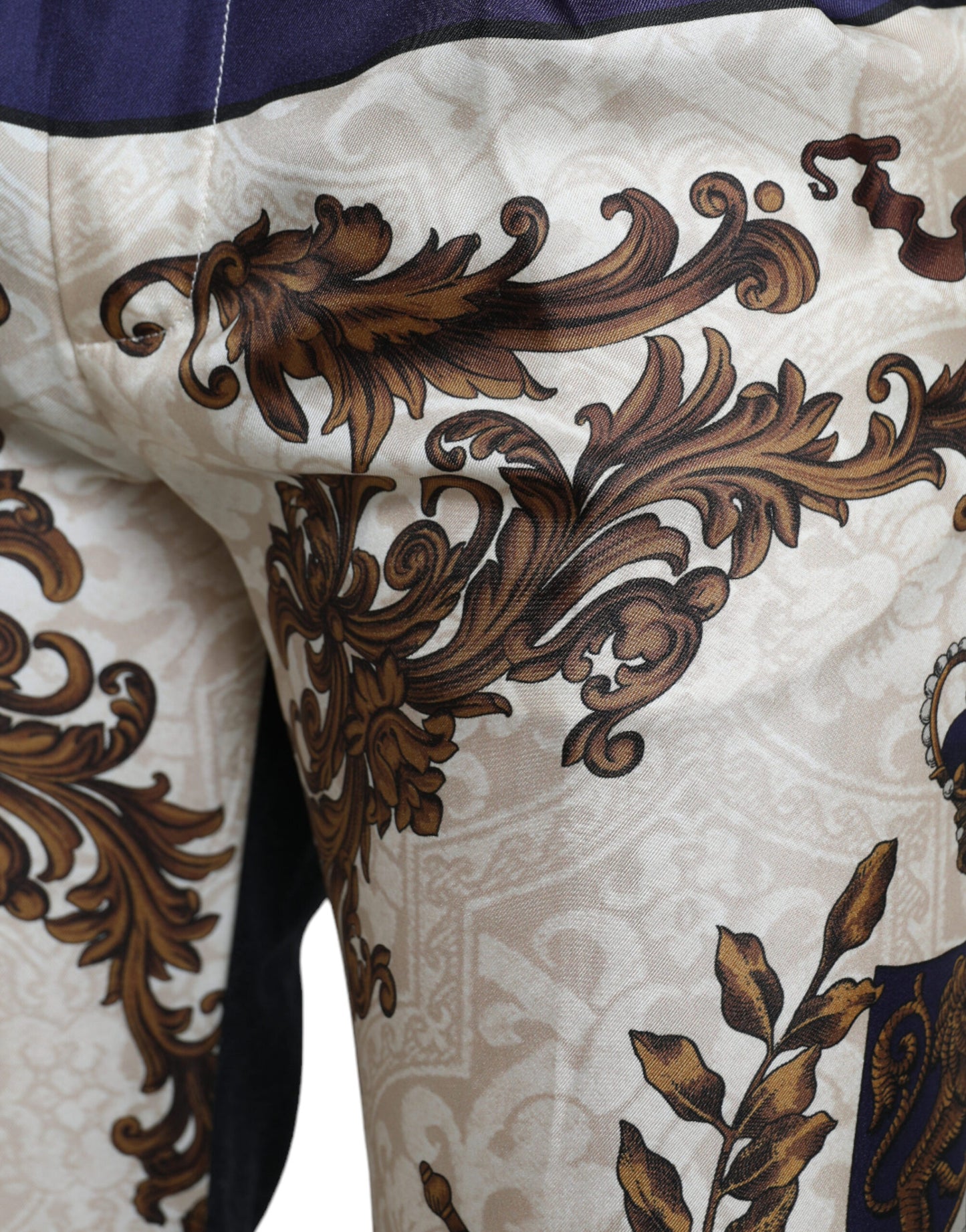 Elegantes pantalones ajustados de seda con estampado heráldico