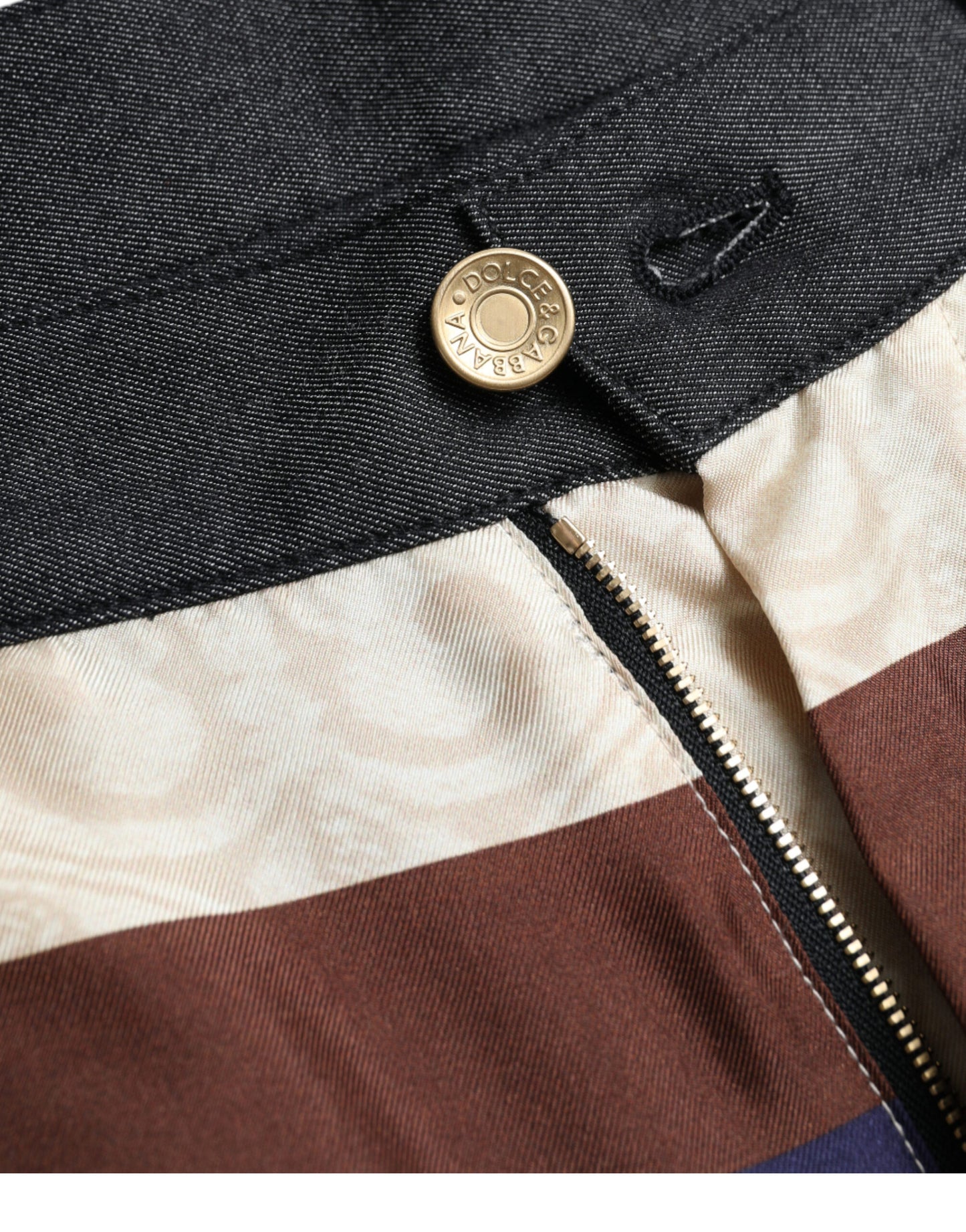 Elegantes pantalones ajustados de seda con estampado heráldico