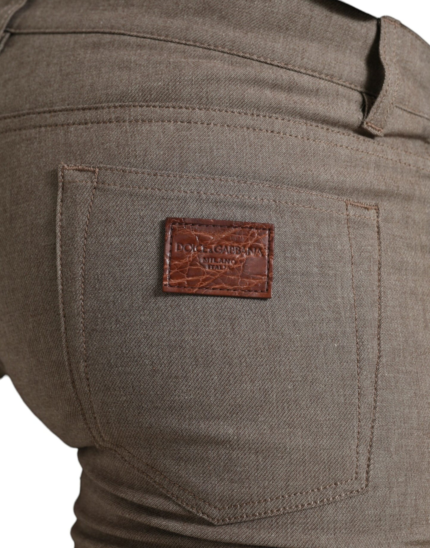 Elegantes pantalones ajustados de algodón elástico marrón