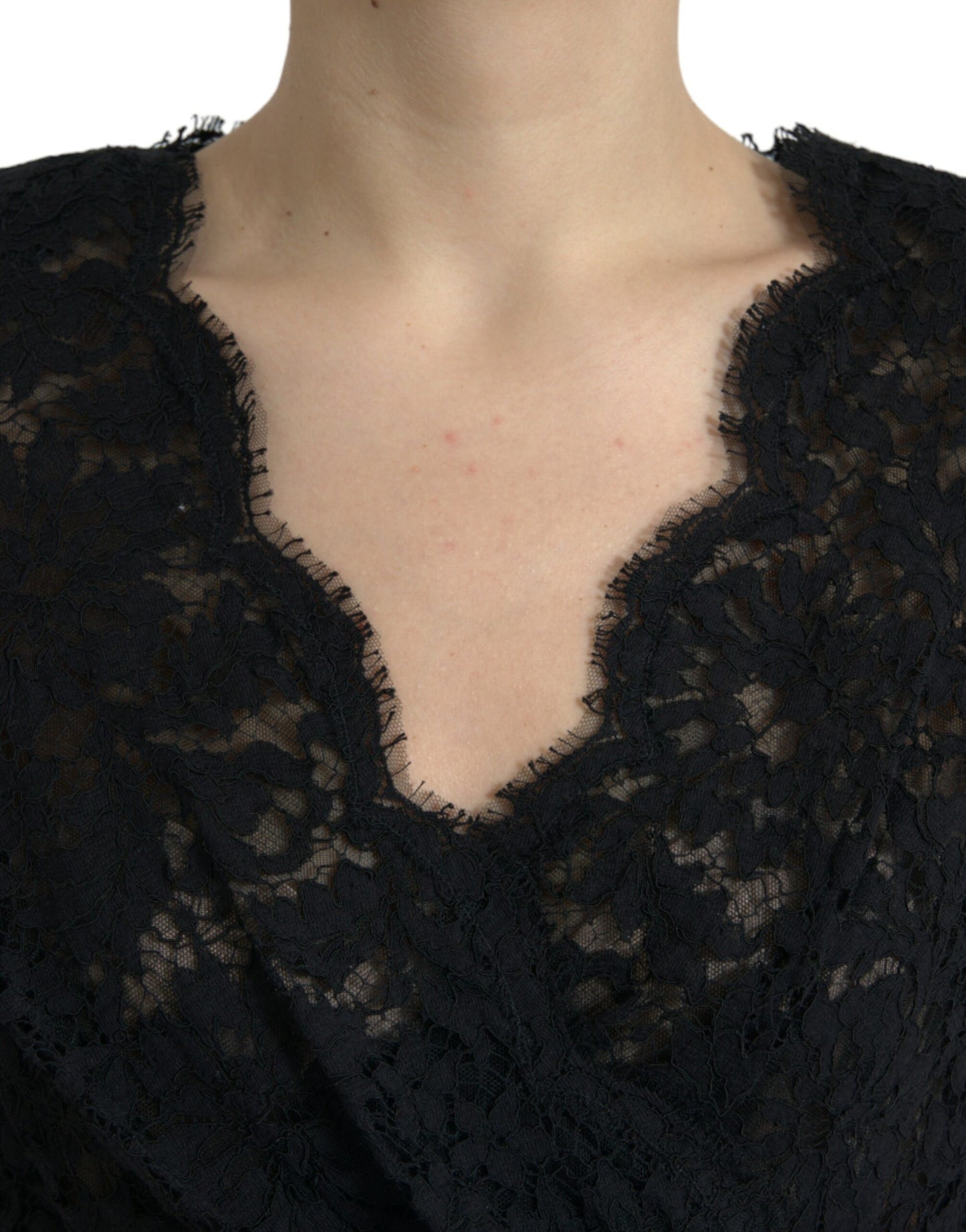 Elegante minivestido negro de encaje floral