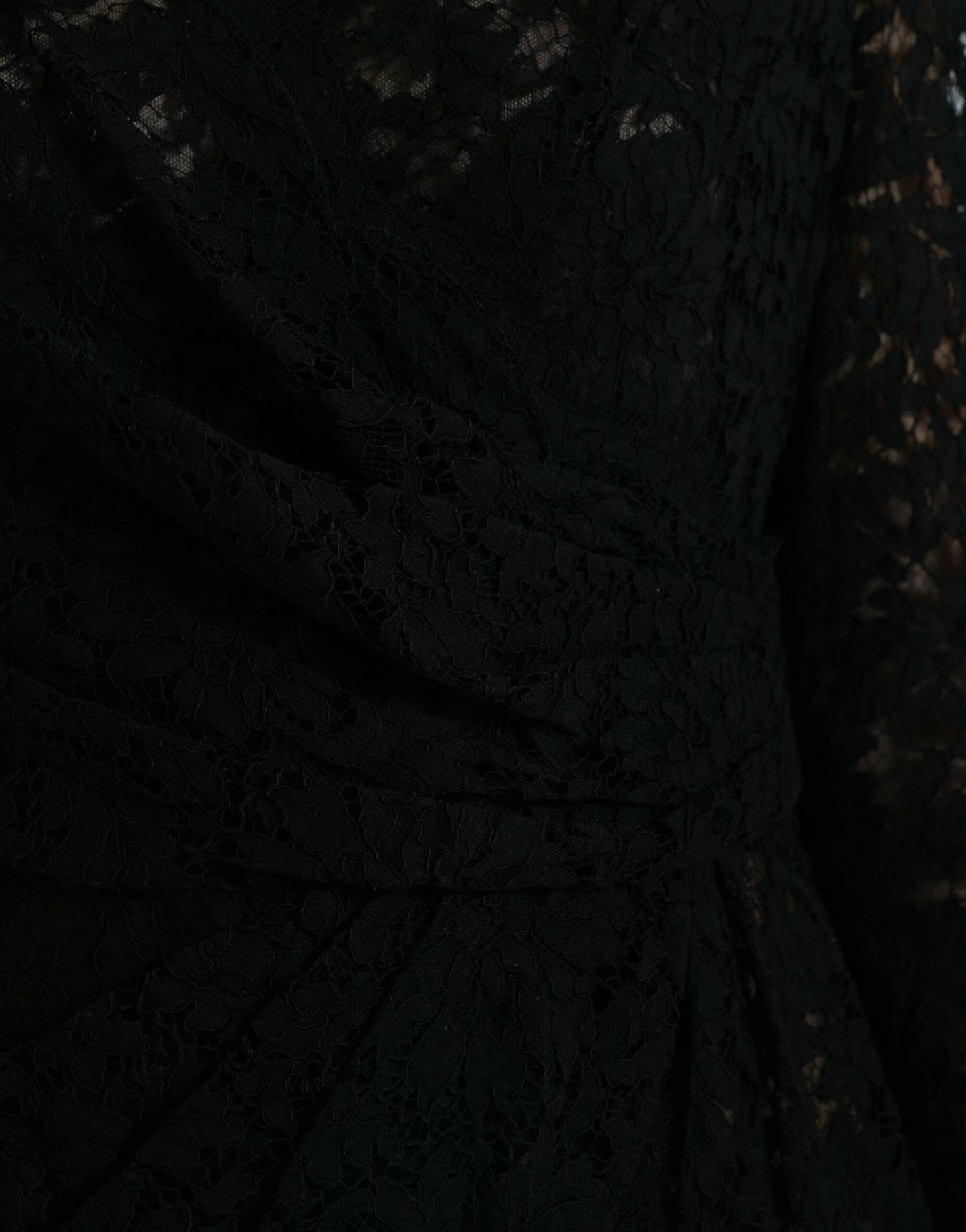 Elegante minivestido negro de encaje floral