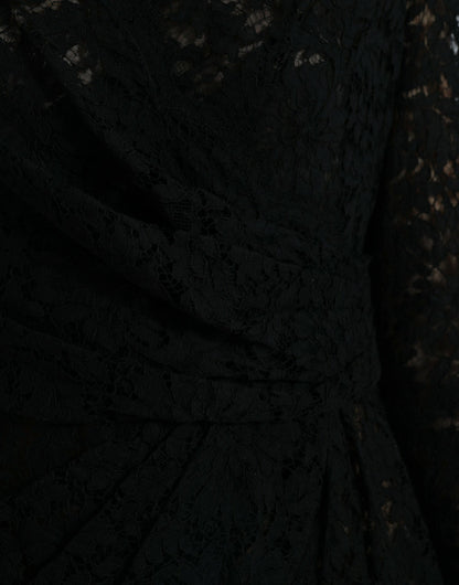 Elegante minivestido negro de encaje floral