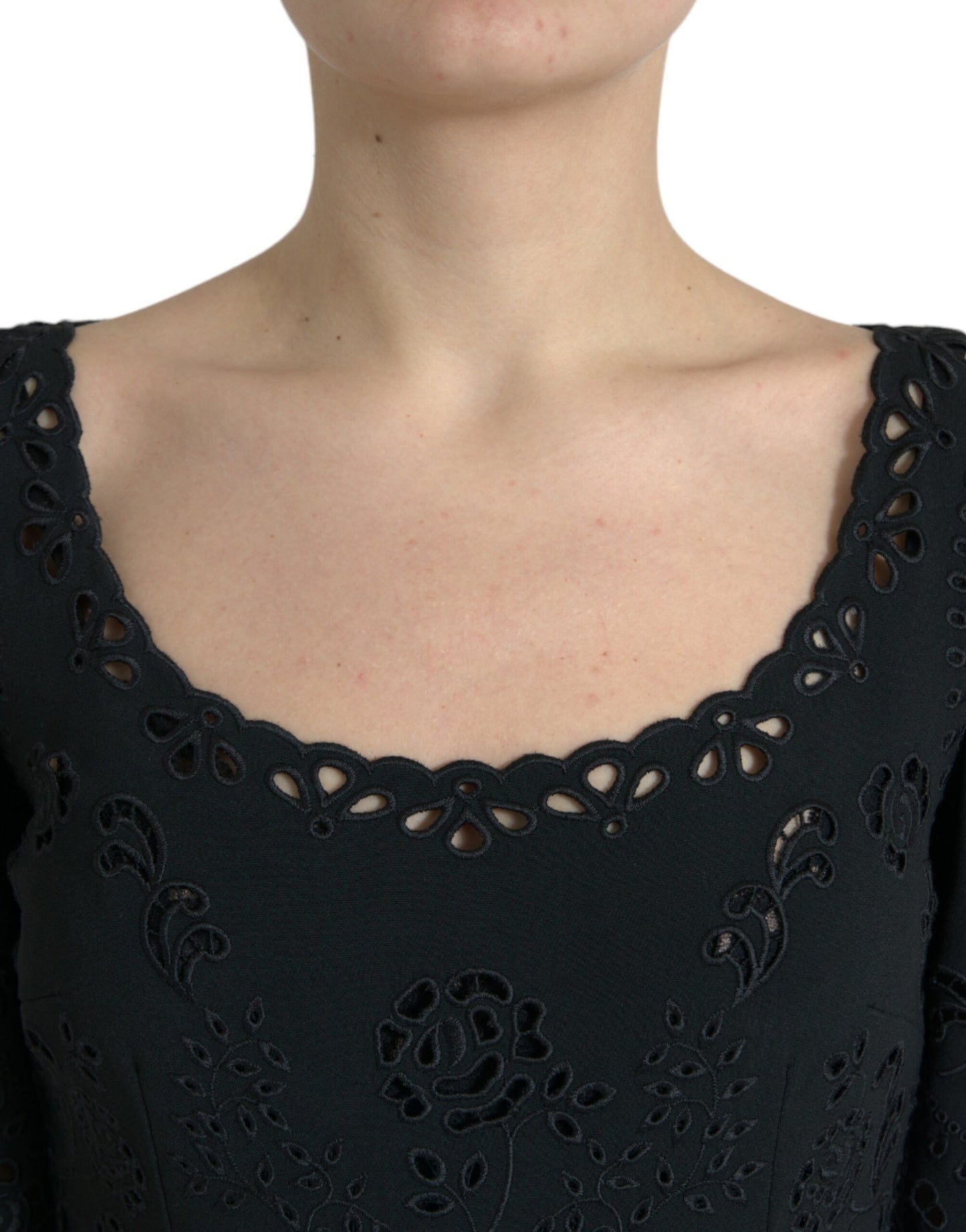 Vestido midi ajustado de encaje floral negro