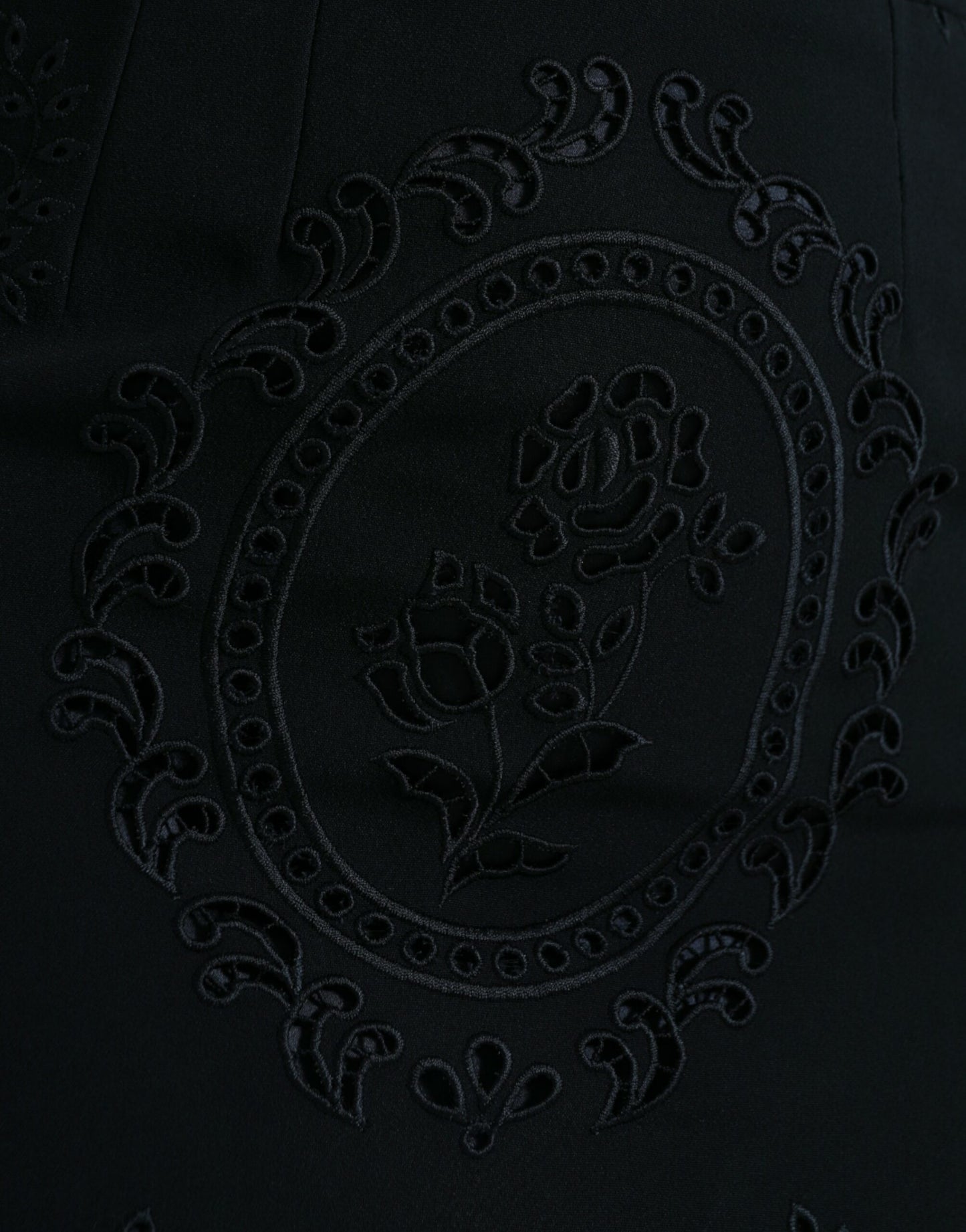 Vestido midi ajustado de encaje floral negro