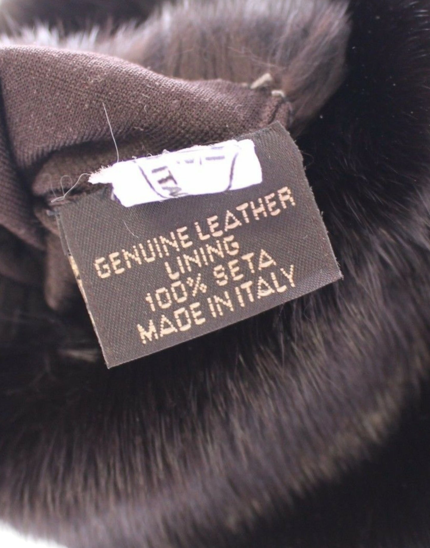 Elegantes guantes de piel morada hasta el codo