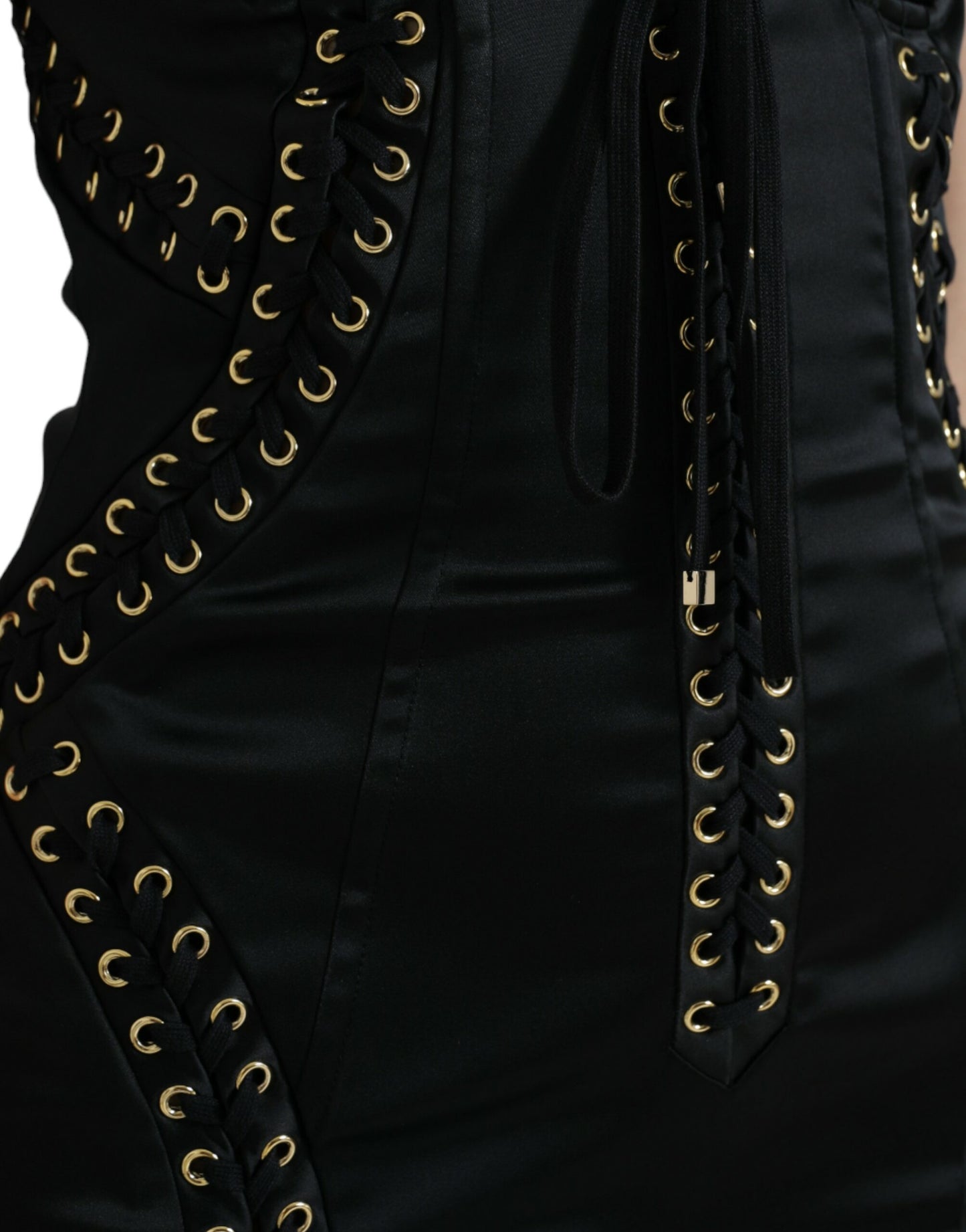 Elegante vestido midi ajustado negro con cordones