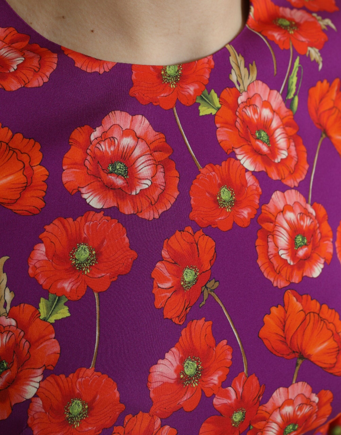 Vestido charmeuse de seda con estampado floral vibrante