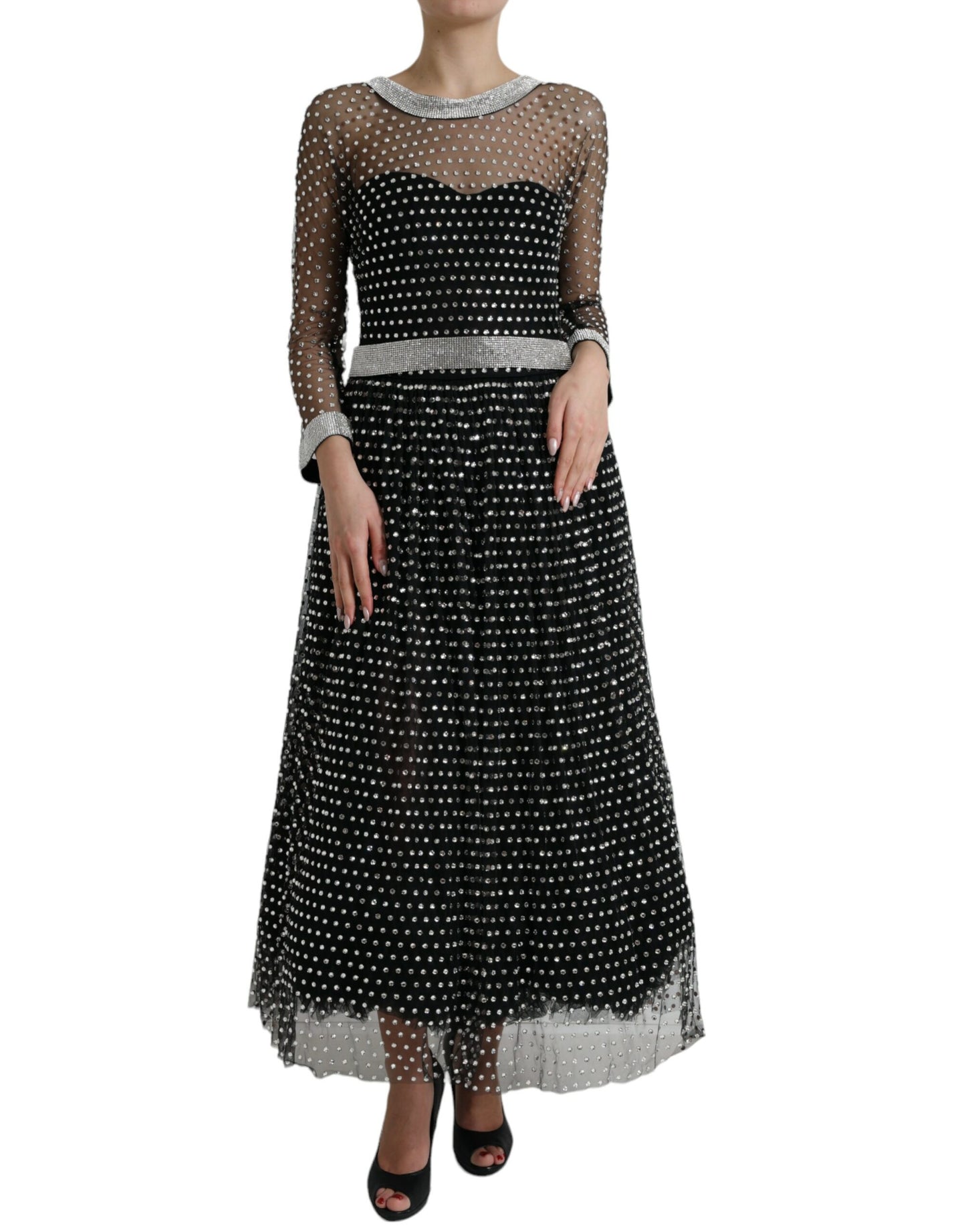 Elegante vestido largo negro adornado con cristales