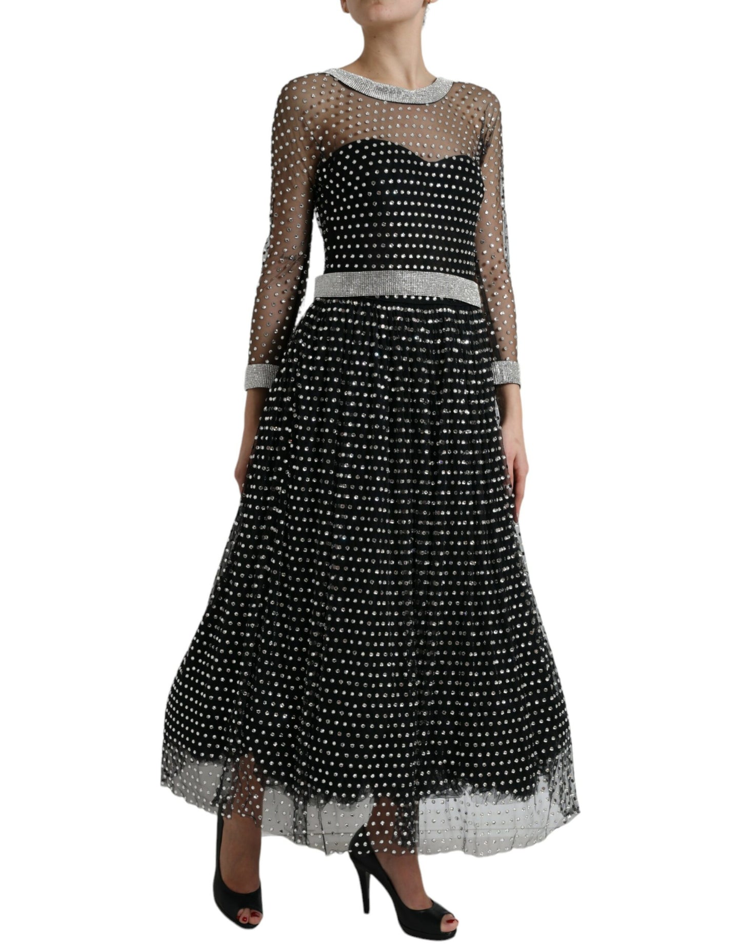 Elegante vestido largo negro adornado con cristales
