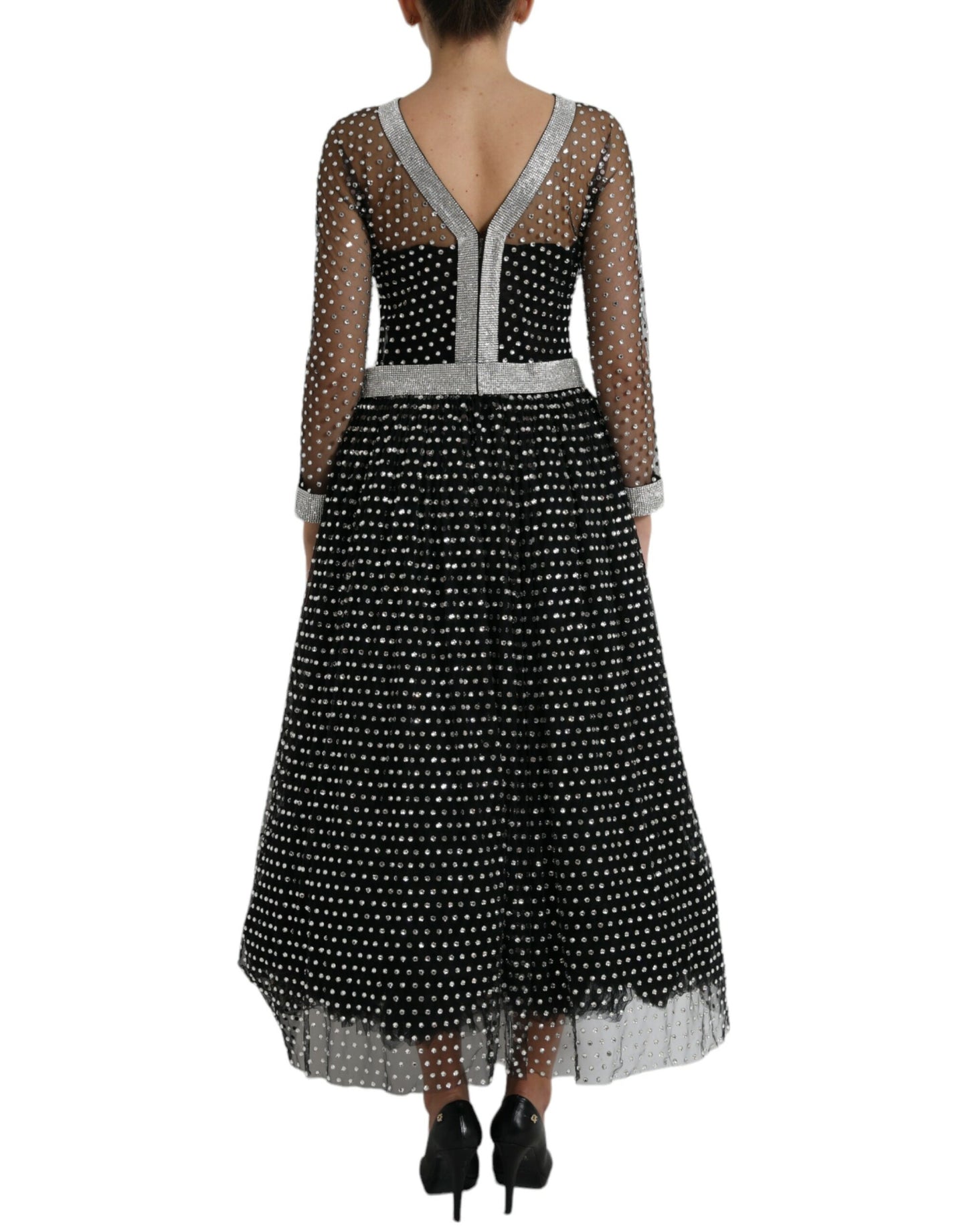 Elegante vestido largo negro adornado con cristales