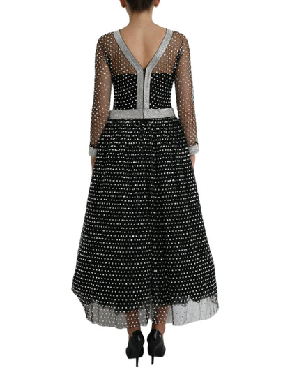 Elegante vestido largo negro adornado con cristales