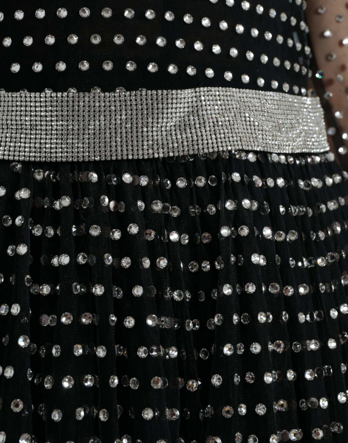 Elegante vestido largo negro adornado con cristales