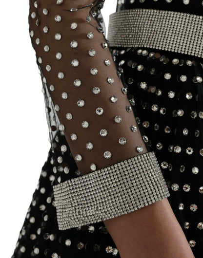 Elegante vestido largo negro adornado con cristales