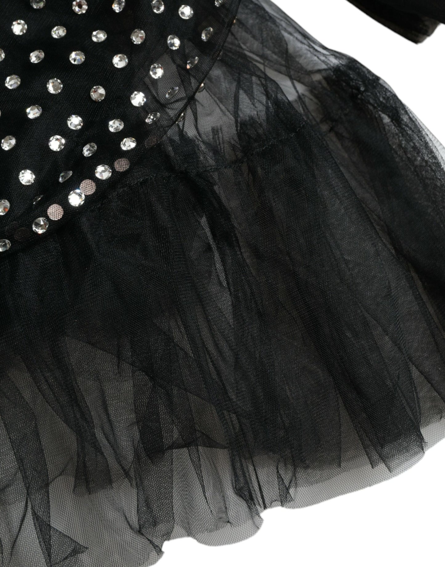 Elegante vestido largo negro adornado con cristales