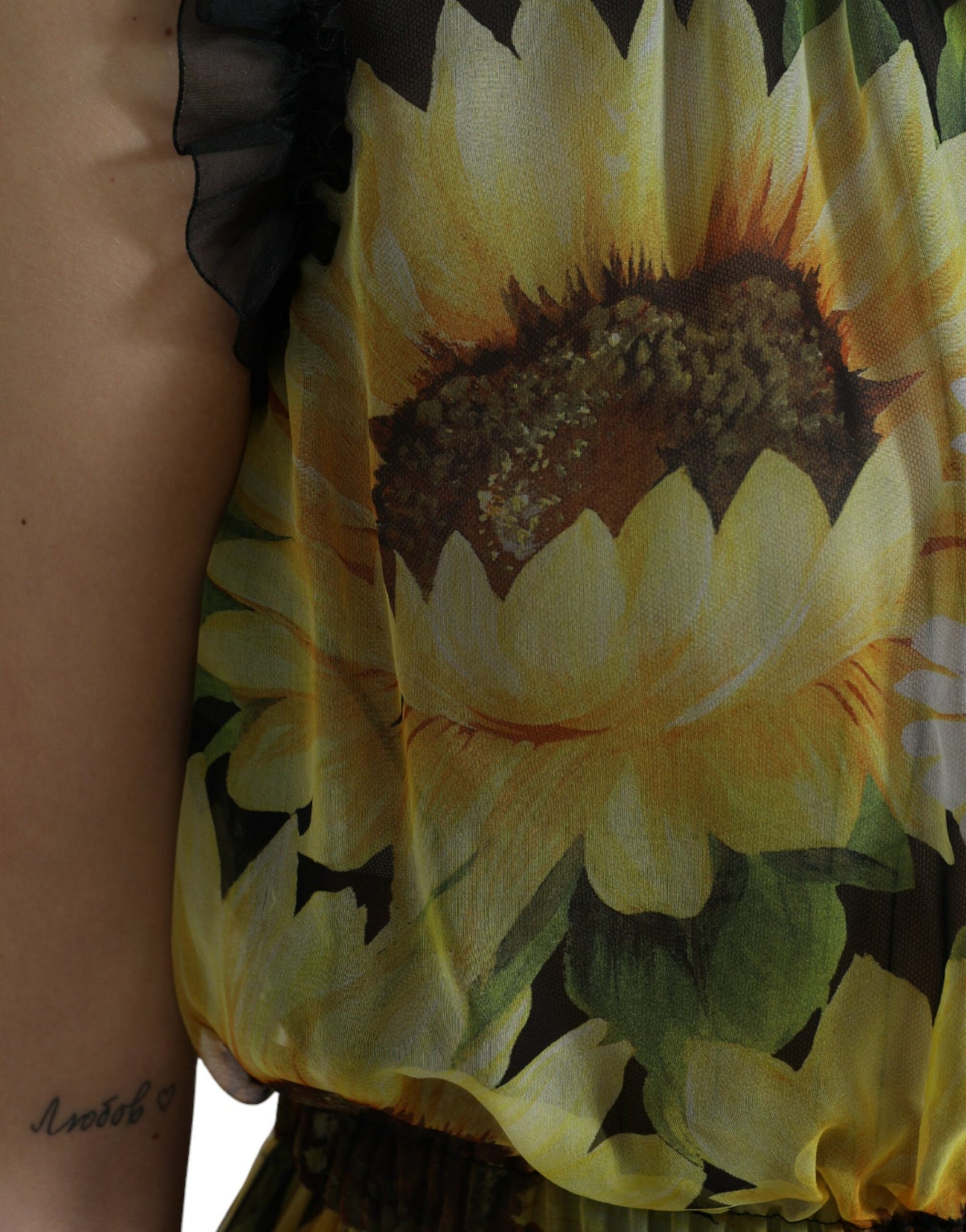 Elegante vestido largo de seda con estampado de girasoles