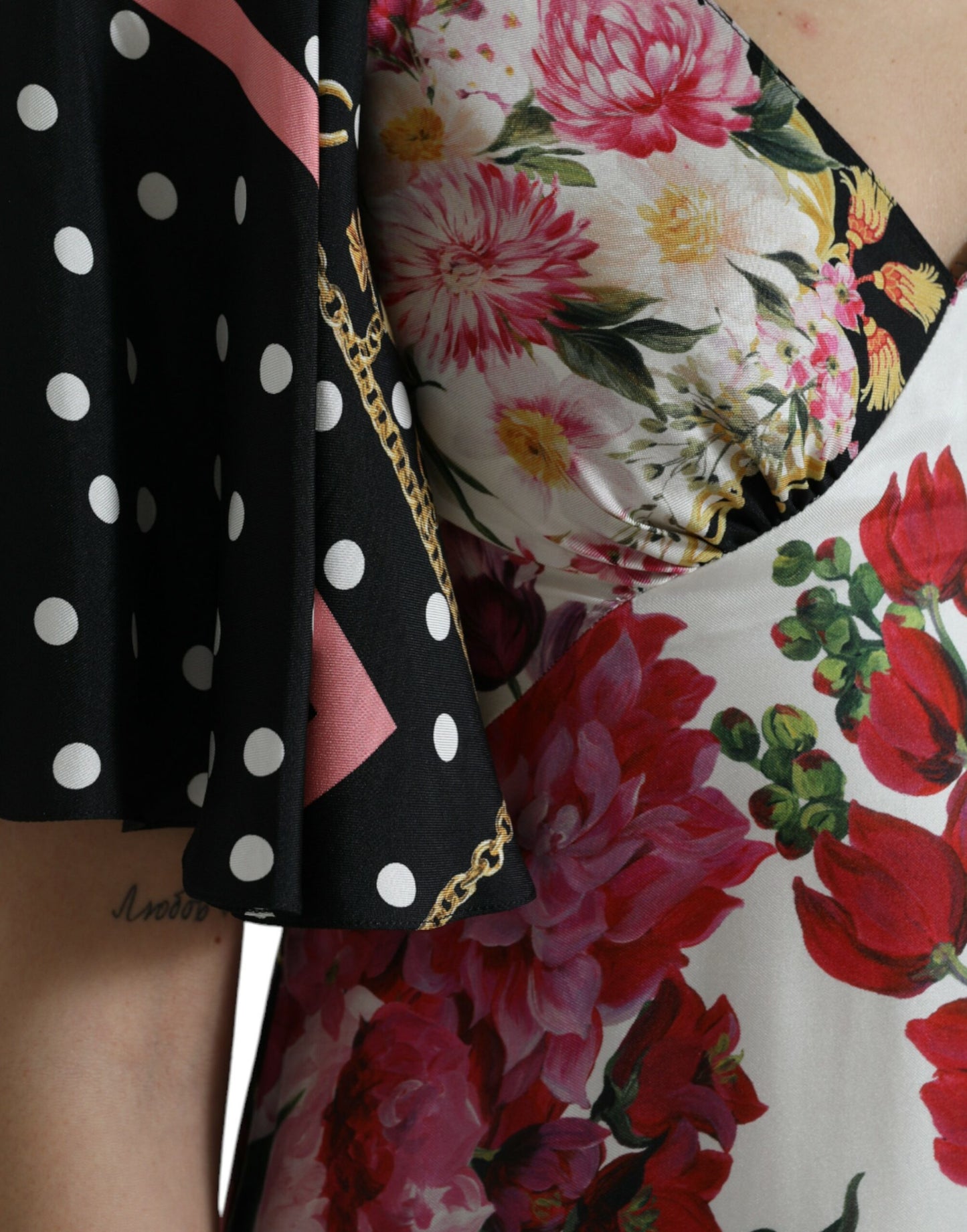 Elegante vestido largo de seda floral