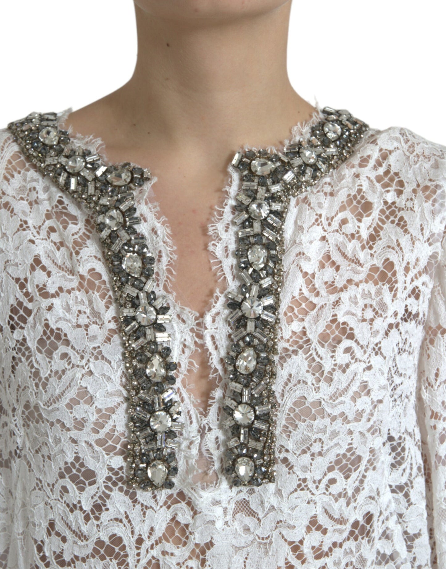 Elegante vestido blanco recto con adornos de cristal