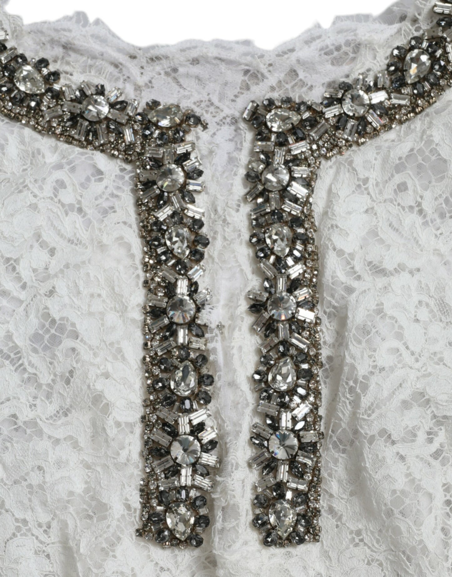Elegante vestido blanco recto con adornos de cristal