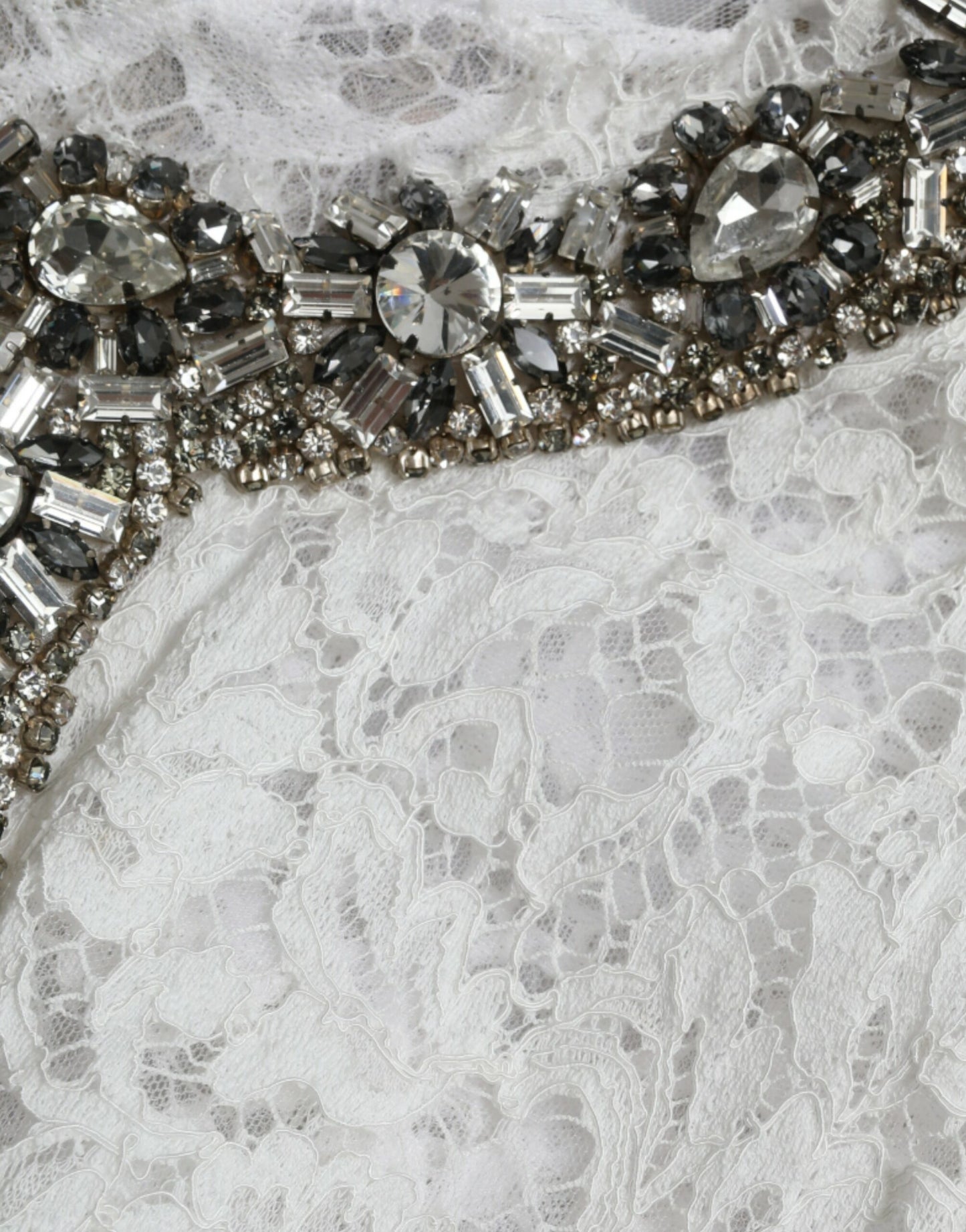 Elegante vestido blanco recto con adornos de cristal