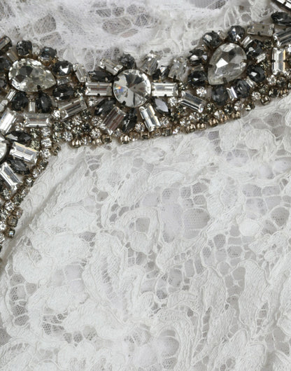 Elegante vestido blanco recto con adornos de cristal