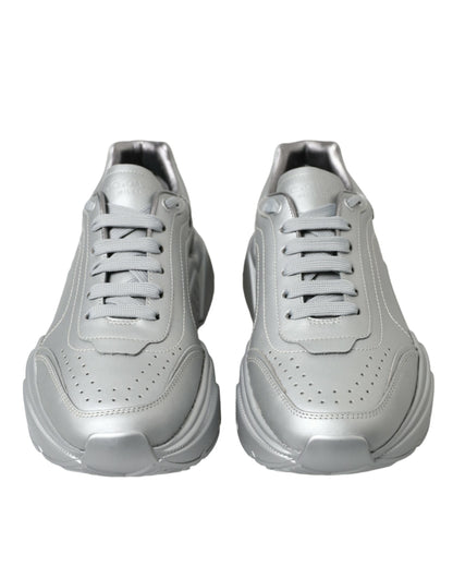 Elegantes zapatillas deportivas de piel de becerro plateada