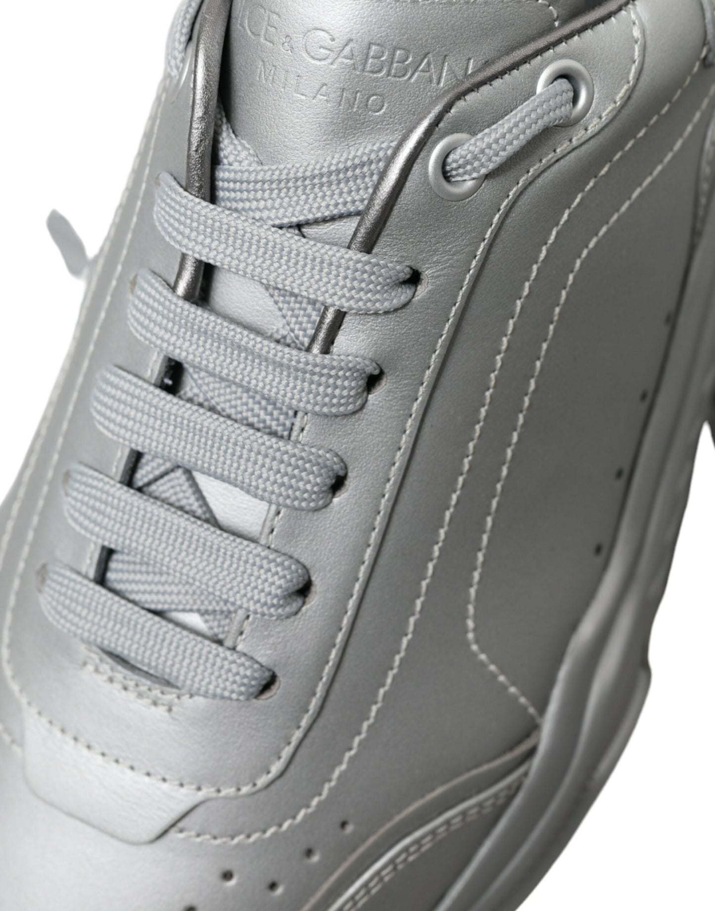 Elegantes zapatillas deportivas de piel de becerro plateada