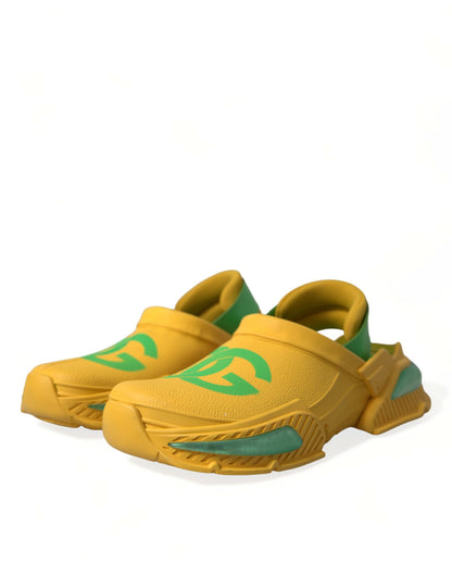 Zuecos de goma elegantes en colores vibrantes