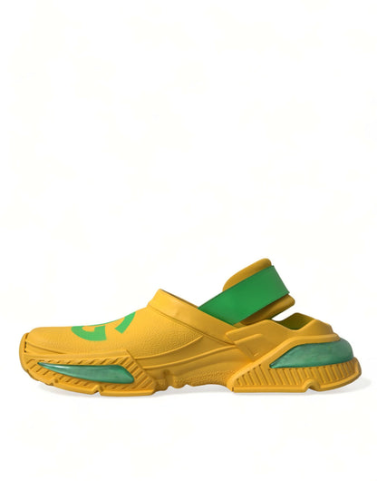 Zuecos de goma elegantes en colores vibrantes