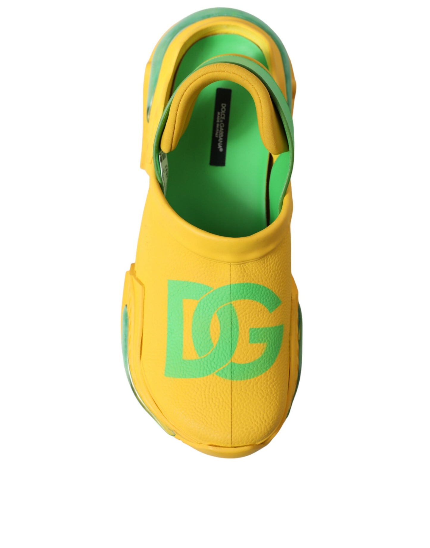 Zuecos de goma elegantes en colores vibrantes