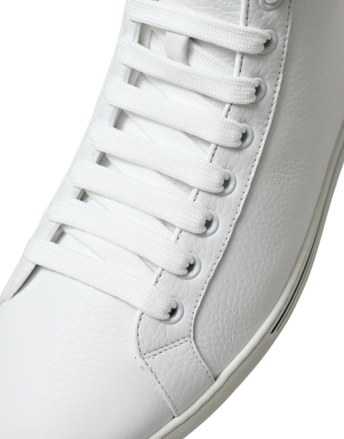 Elegantes zapatillas altas de cuero blanco