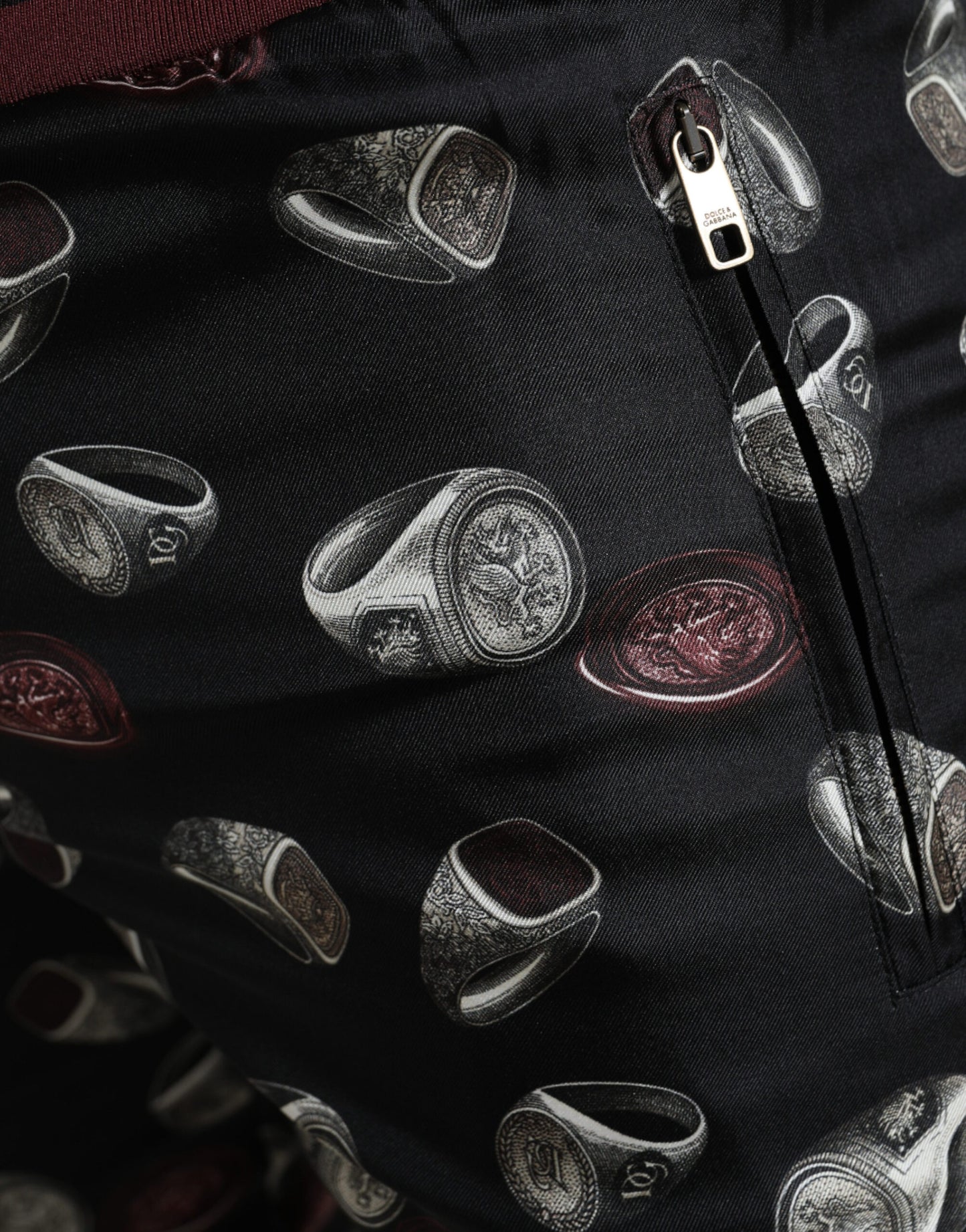 Elegante pantalón de chándal de seda con estampado de anillos