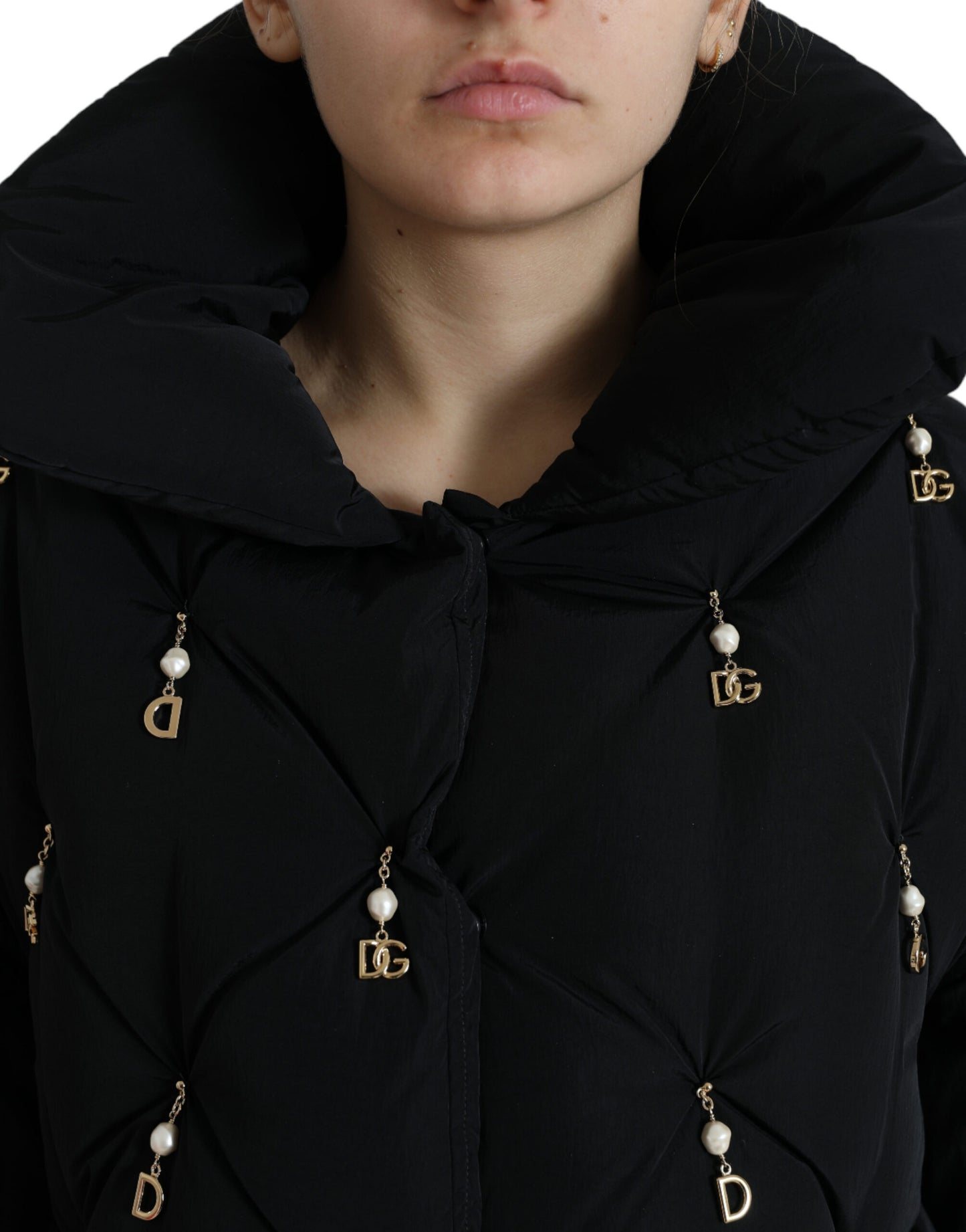 Elegante chaqueta acolchada con adorno de perlas