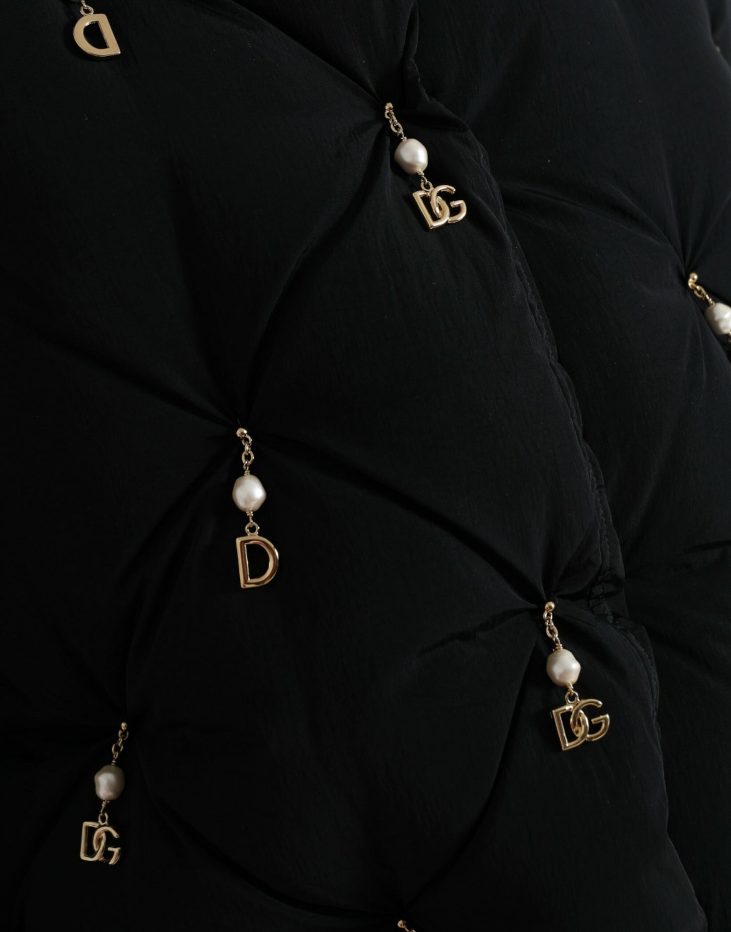 Elegante chaqueta acolchada con adorno de perlas