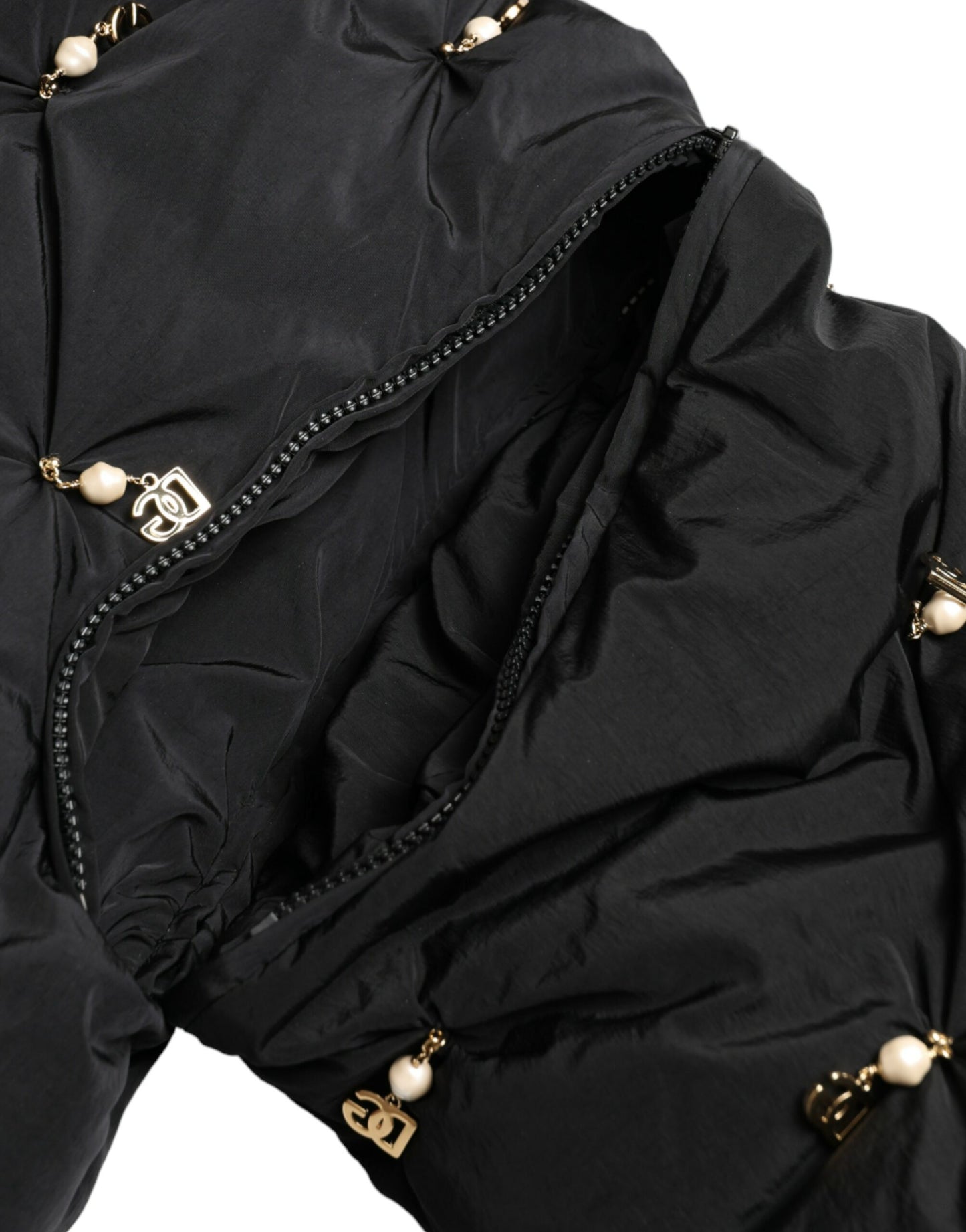 Elegante chaqueta acolchada con adorno de perlas