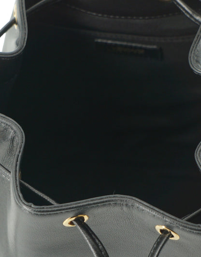 Elegante bolso de hombro tipo cubo Medusa de cuero negro