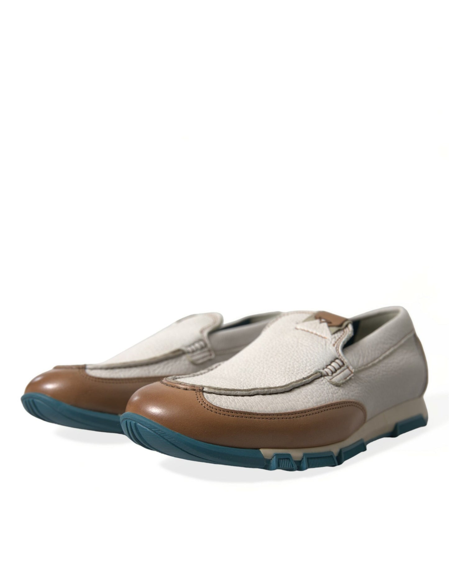 Elegantes mocasines de piel de ciervo blanca