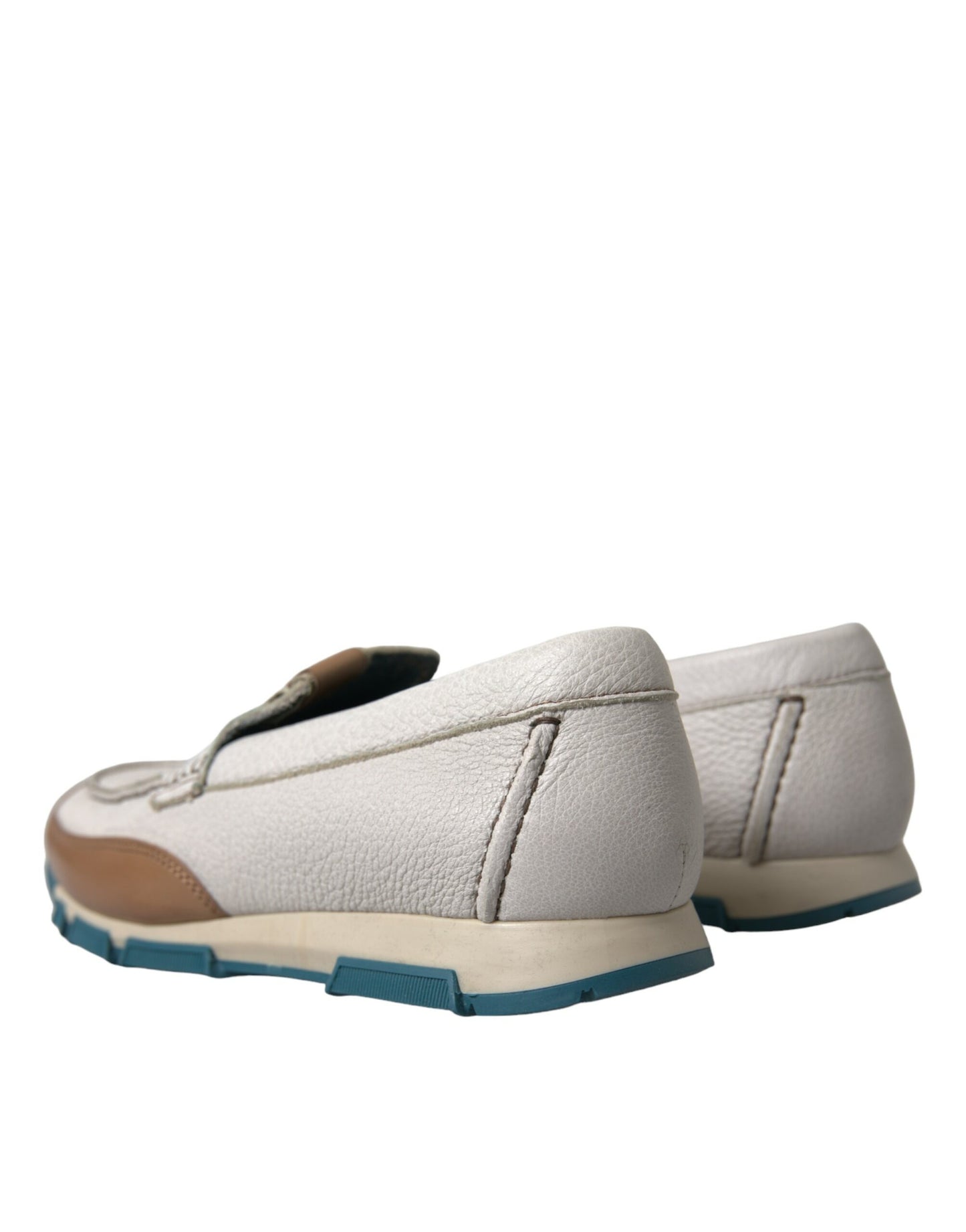 Elegantes mocasines de piel de ciervo blanca
