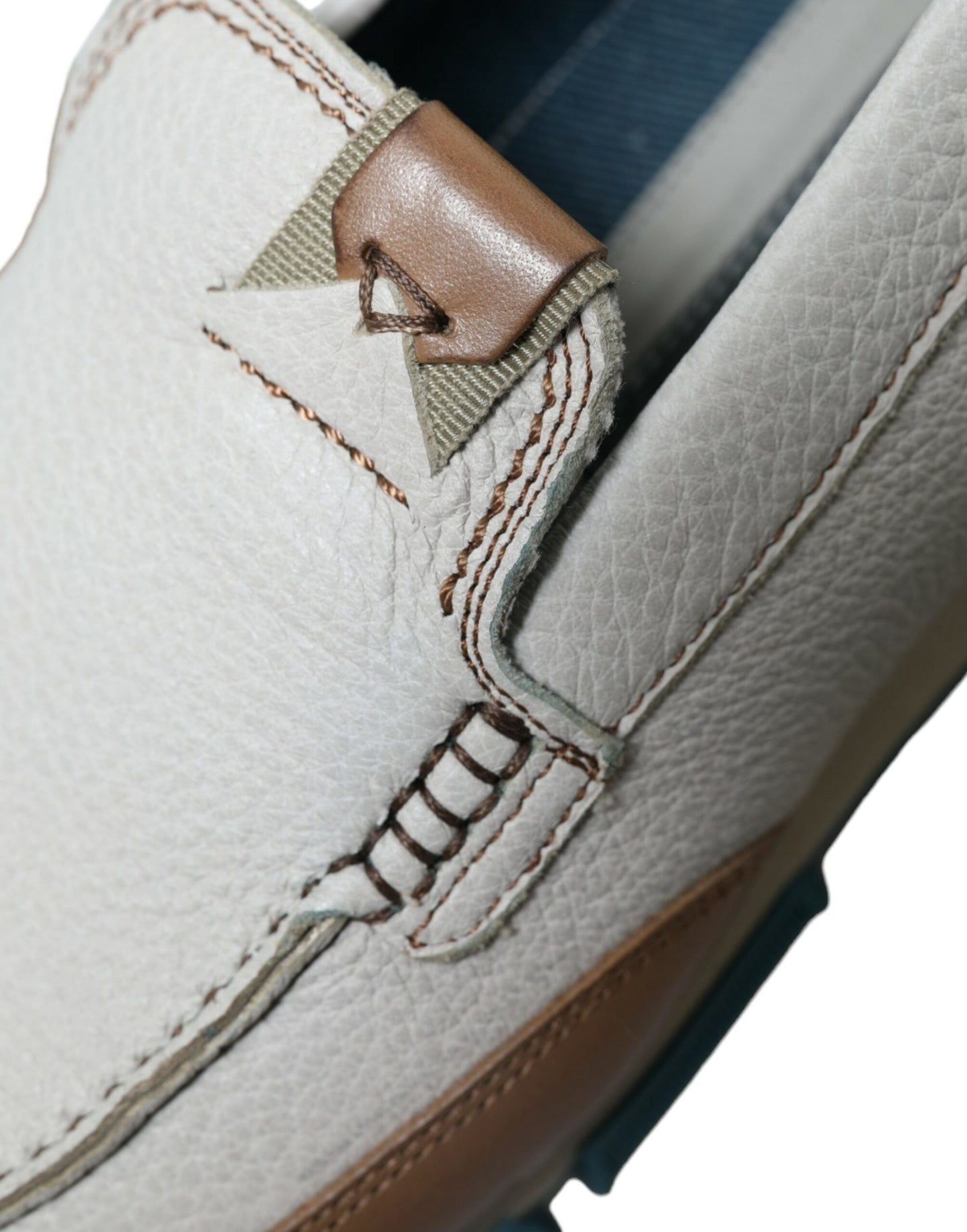 Elegantes mocasines de piel de ciervo blanca