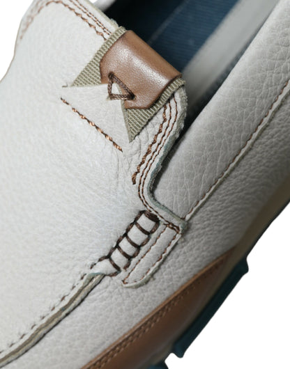 Elegantes mocasines de piel de ciervo blanca