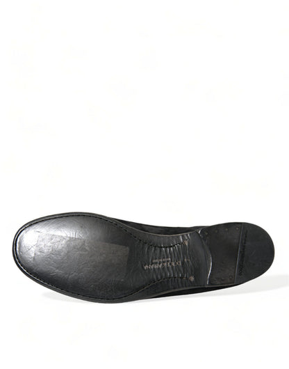 Elegantes mocasines de terciopelo negro para el caballero exigente