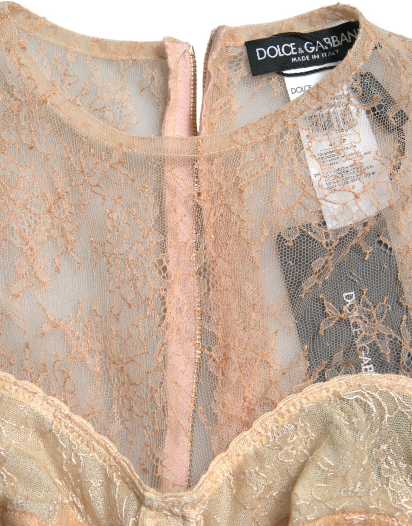 Elegante top corto con corpiño de encaje