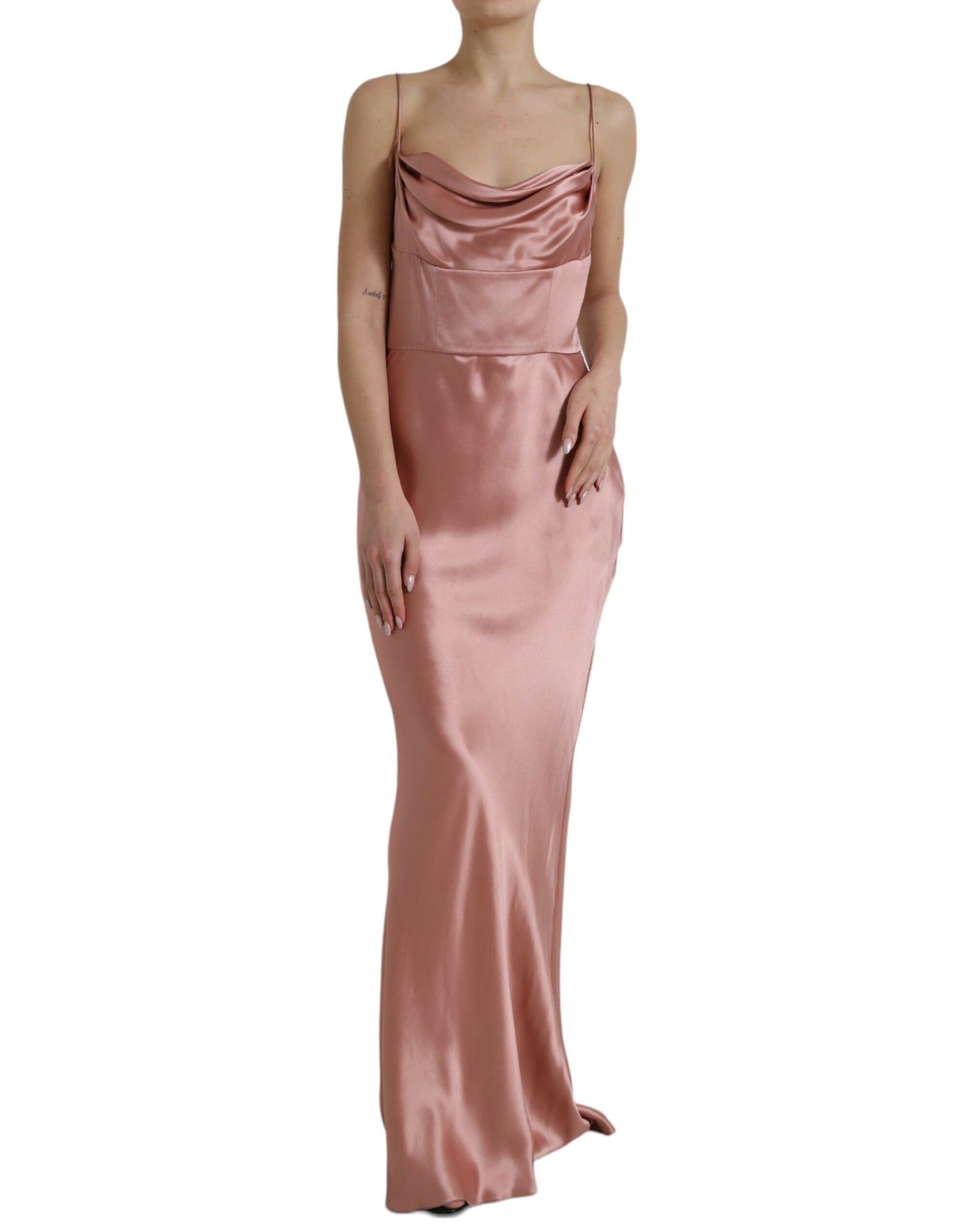 Elegante vestido largo de seda en color rosa