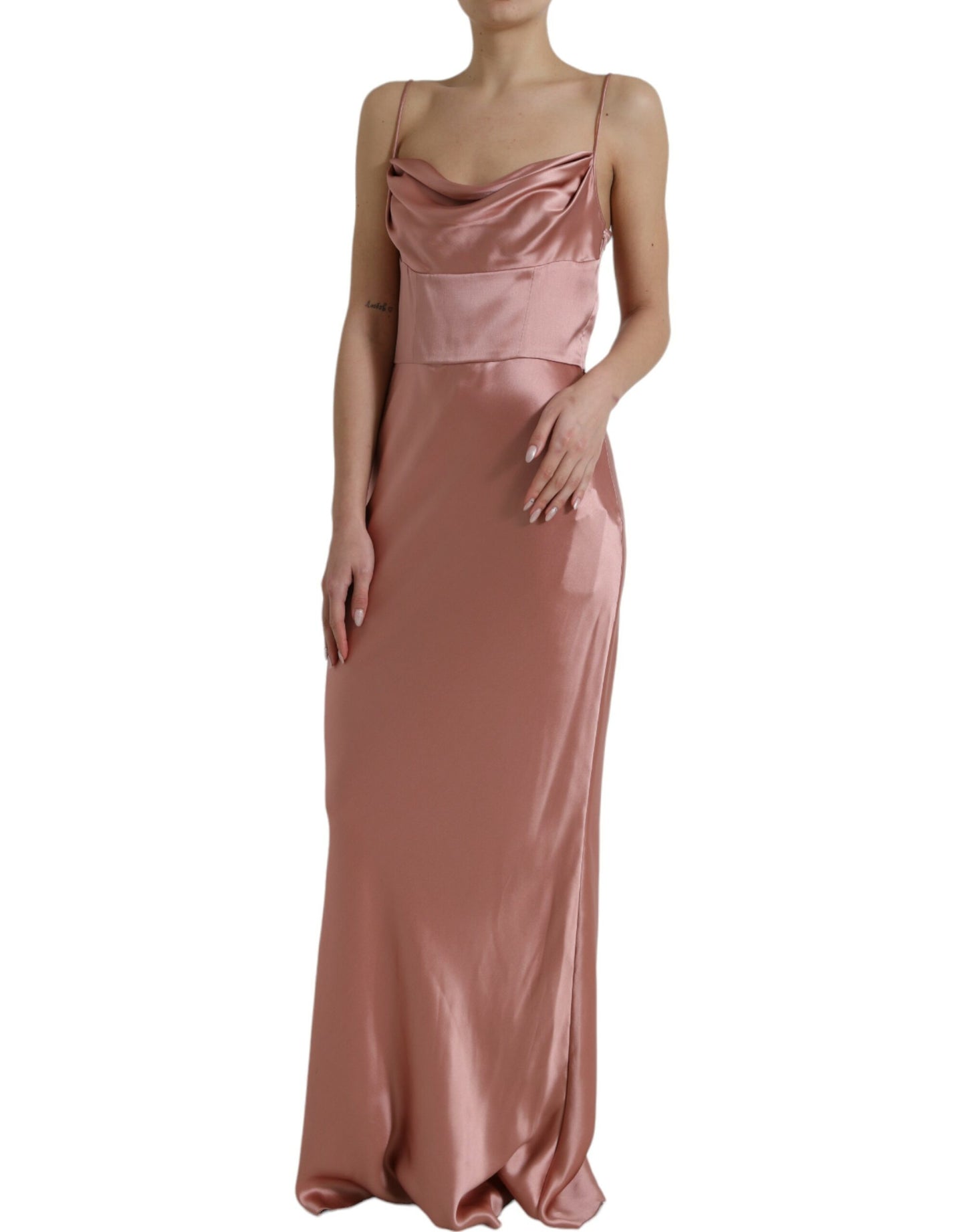 Elegante vestido largo de seda en color rosa