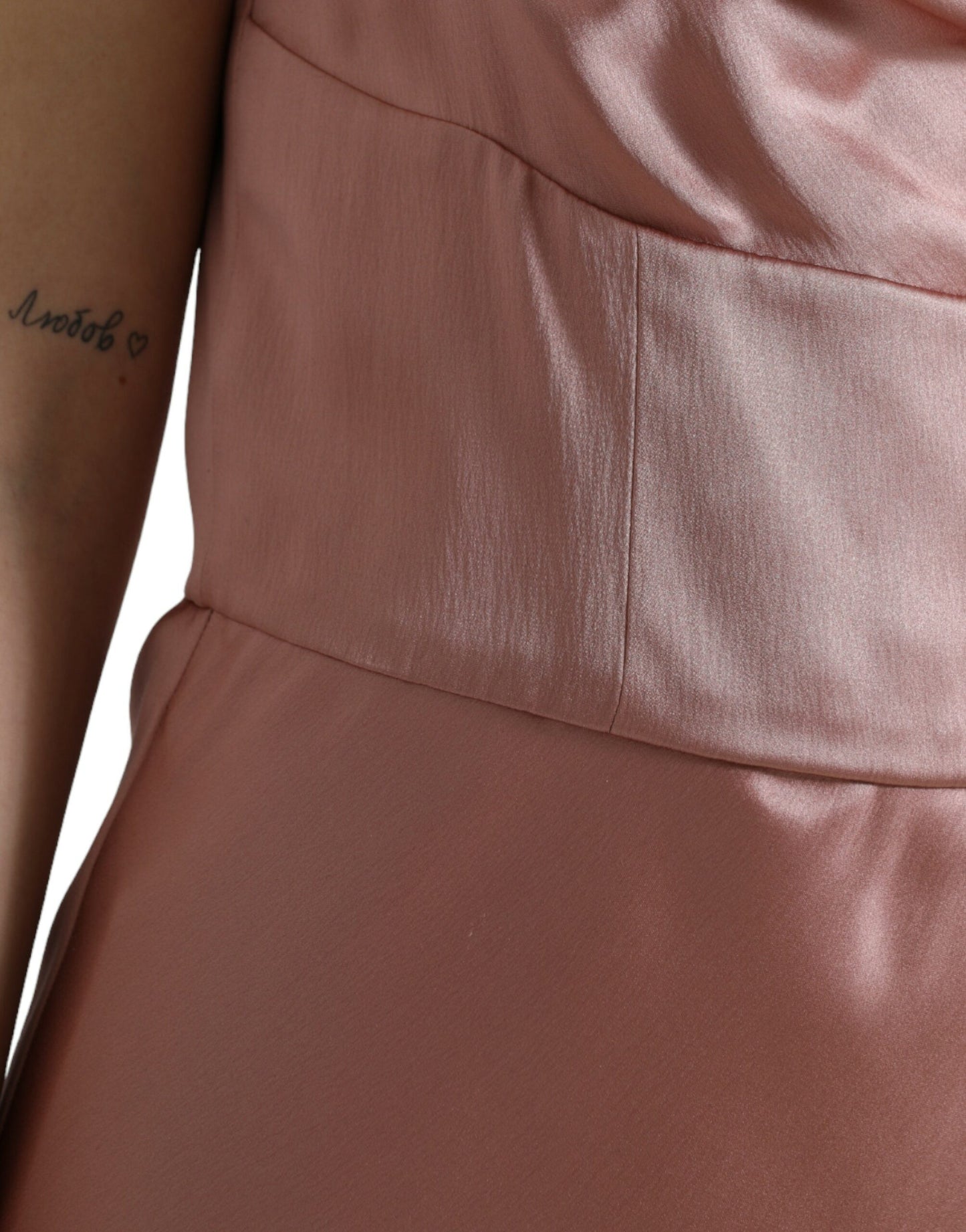 Elegante vestido largo de seda en color rosa
