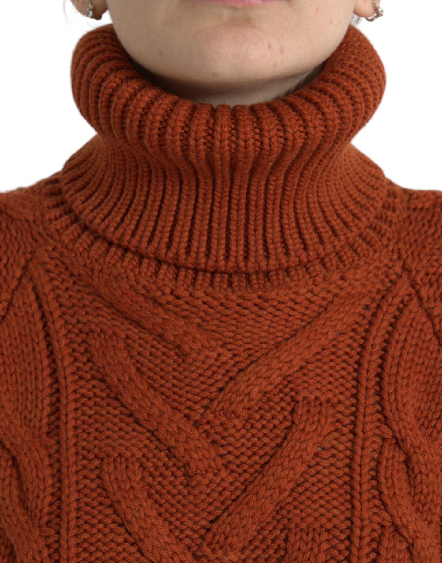 Elegante suéter de lana de cuello alto marrón