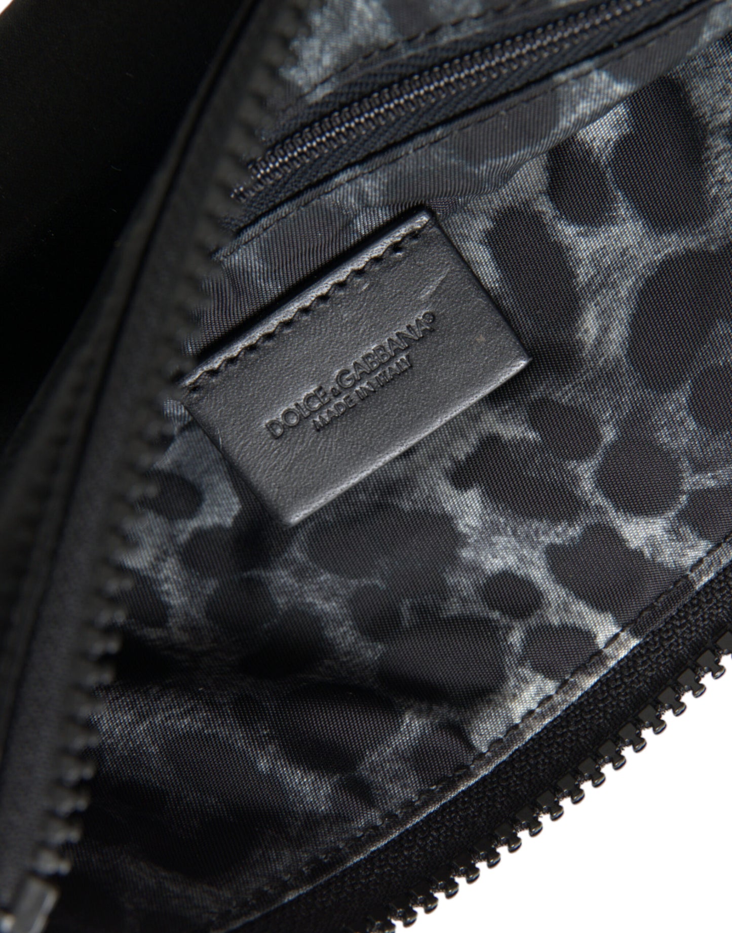 Elegante bolsa de nailon y cuero negro