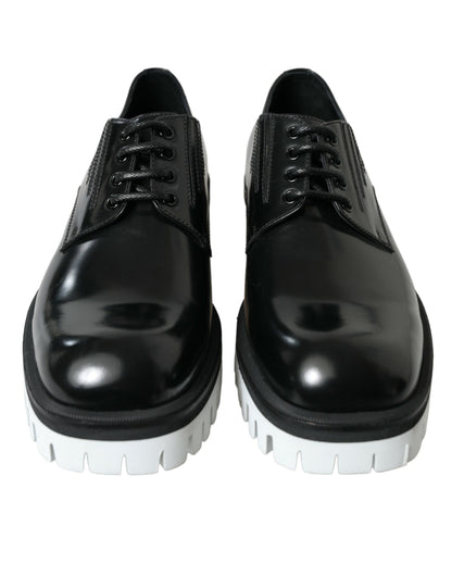 Sofisticados zapatos Derby de cuero blanco y negro