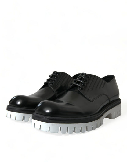 Sofisticados zapatos Derby de cuero blanco y negro