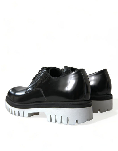 Sofisticados zapatos Derby de cuero blanco y negro
