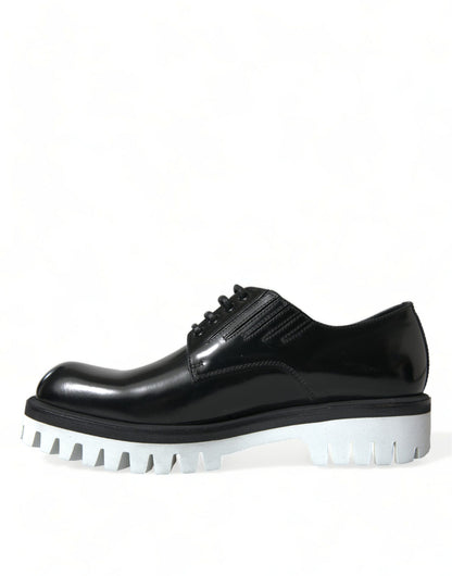 Sofisticados zapatos Derby de cuero blanco y negro